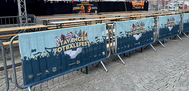 Fire like PVC-bannere med Stavanger Fotballfest-logo festet på sperregjerder på Torget i Stavanger.