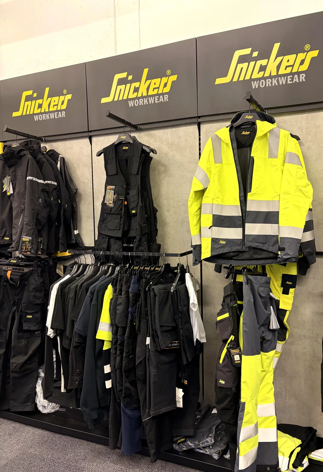 Snickers-jakker og hi-vis i showrommet