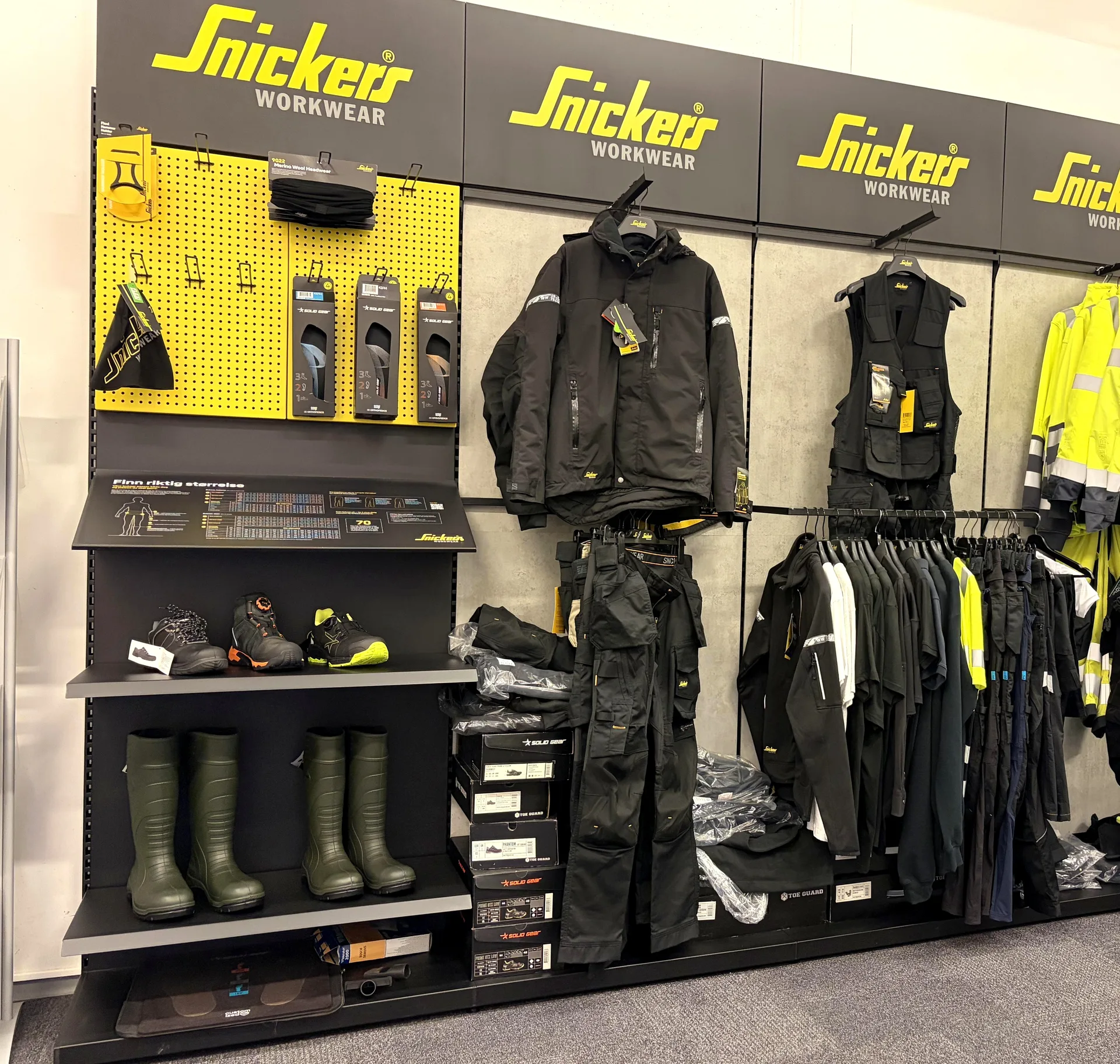 Snickers Workwear-veggen i Huskds showrom i Randaberg