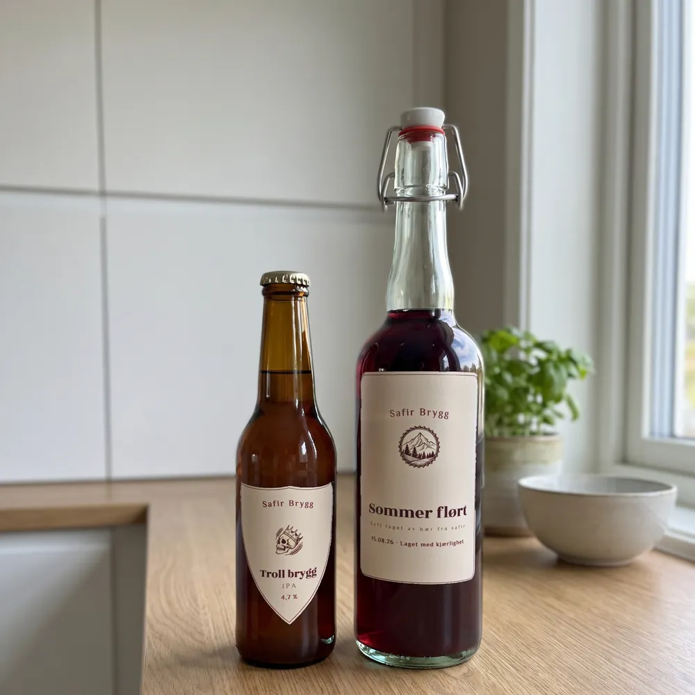 Flaskeetiketter til saft og øl: firkantet etikett på saftflaske med patentkork og skjoldformet etikett på ølflaske