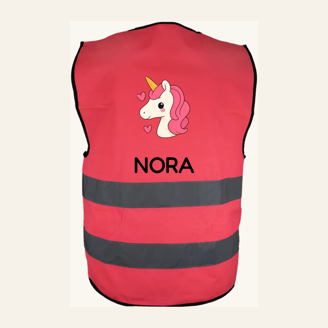 Rosa refleksvest med enhjørning og navnet Nora på ryggen