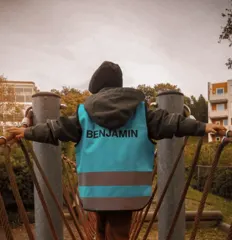 Nærbilde av navn trykket på ryggen av en refleksvest