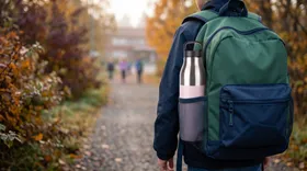 Stålflaske i sidelommen på en skolesekk på vei til skolen