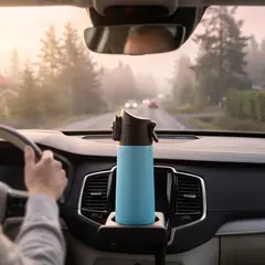 Termokopp i koppholderen i bilen på vei til jobb